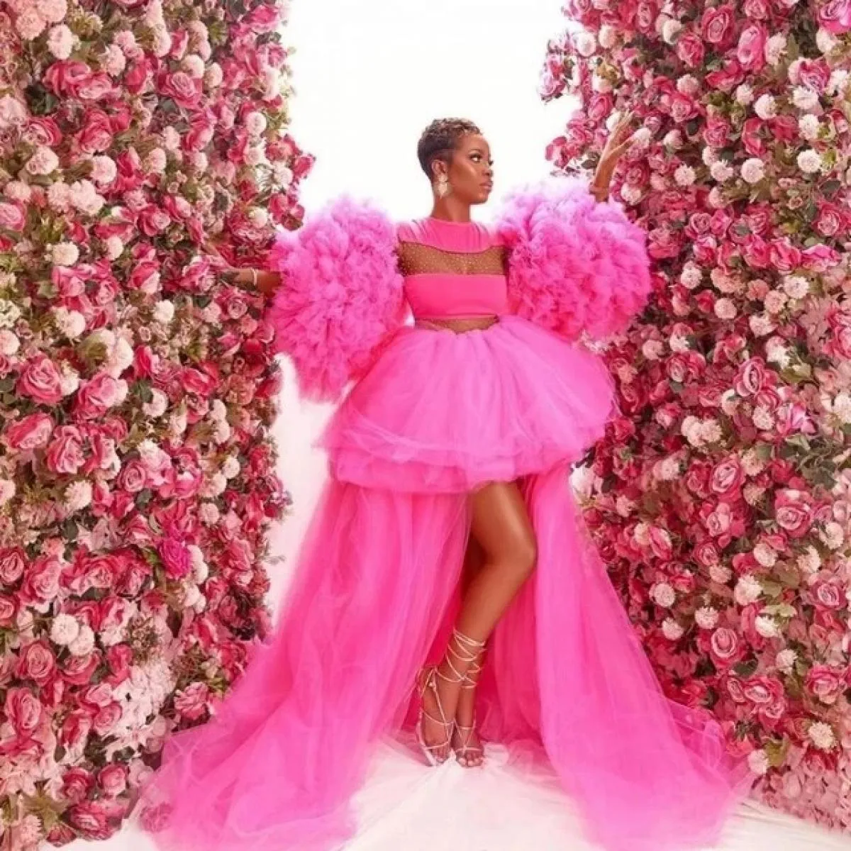 2023 Primavera Hot Pink Abito da ballo alto basso Abito da ballo soffice maniche corte Abiti da cerimonia formale Donne eleganti